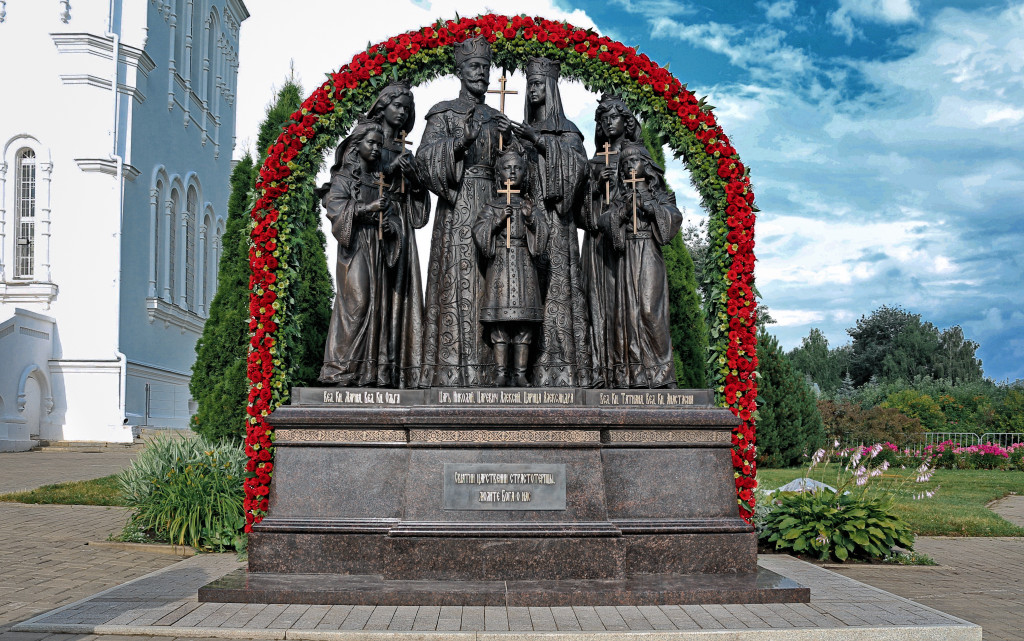 Фото памятника Императору Николаю II с семьёй